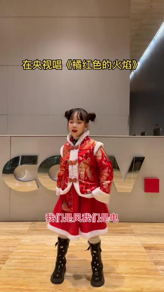 骗你生女儿系列！这位“小孩姐”泰山队队歌唱的真不错